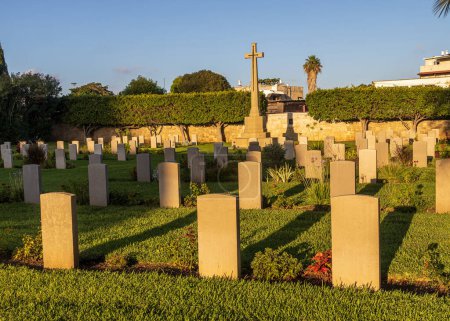Foto de Haifa, Israel - 20 de julio de 2022, Un monumento para los soldados que murieron durante el mandato británico (1918-1948) Cementerio militar británico donde los soldados indios que lucharon en la Primera Guerra Mundial están enterrados. - Imagen libre de derechos