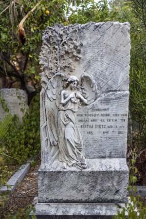 Téléchargez les photos : Haïfa, Israël - 20 juillet 2022, cimetière allemand des Templiers. Magnifique monument avec un ange sur la tombe de la Allemande Bertha Stutz - en image libre de droit