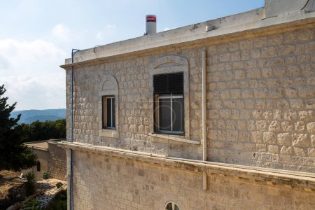 Foto de HAIFA, ISRAEL. 26 de junio de 2022: Monasterio de Muhraka del Carmelo en el Monte Carmelo . - Imagen libre de derechos