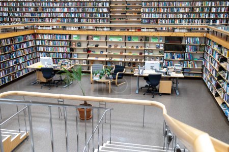Téléchargez les photos : VYBORG, RUSSIE - 28 avril 2022 : Bibliothèque nommée d'après Alvaar Aalto. salle de lecture - en image libre de droit