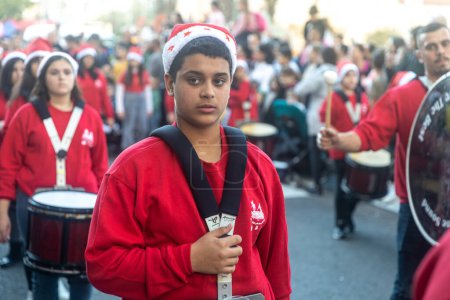 Téléchargez les photos : Haïfa, Israël - 17 décembre 2022 : Les élèves de l "école épiscopale Saint-Élie participent au défilé de Noël dans la colonie allemande. Les spectateurs regardent le défilé - en image libre de droit