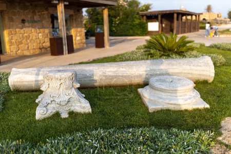 Foto de CAESAREA, Israel - Agosto de 2022, capital de la columna en el Parque Nacional de Cesarea - Ruinas de la antigua ciudad construida por Herodes. un sitio arqueológico excepcional de la época romana y cruzada - Imagen libre de derechos