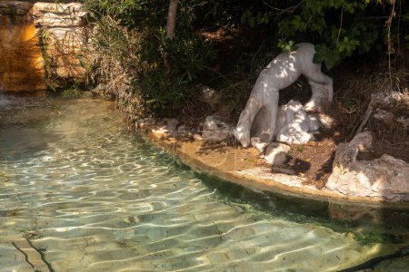 Foto de Haifa, Israel - 18 de abril de 2022: Vista de un estanque y una estatua, en el paseo marítimo. Piscina con un ciervo (principios de los años 60, el arquitecto Rozov) fue concebido como parte del parque Yafe Nof que rodea el hotel Dan Carmel. - Imagen libre de derechos