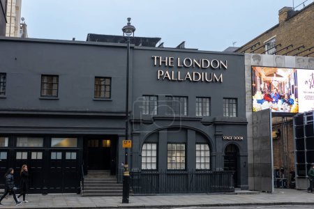 Foto de Londres, Reino Unido - 10 de diciembre de 2022, El London Palladium en el West End de Londres es un icono del teatro británico. Organizando actos y celebridades en todo el mundo. Famoso por la noche del domingo en el London Palladium. - Imagen libre de derechos