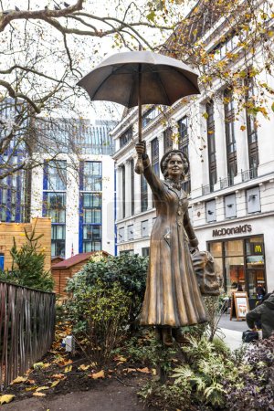 Téléchargez les photos : Londres, Angleterre - 16 mars 2020 : Mary Poppins Sculpture à Leicester Square - en image libre de droit