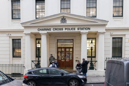 Foto de Londres, Inglaterra - 17 de diciembre de 2022,: Entrada a la estación de policía metropolitana de Charing Cross - Imagen libre de derechos