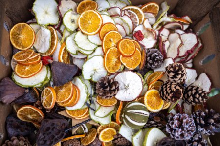 Téléchargez les photos : Tranches séchées d'orange, agrumes, lotus, pommes pour aromatiser et décorer l'intérieur - en image libre de droit