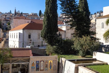Téléchargez les photos : Nazareth, Israël - Décembre 2022 : Basilique de l'Annonciation. Cette église a été construite sur le site où l'Annonciation a eu lieu.Vue de la vieille ville depuis l'église de l'Annonciation - en image libre de droit