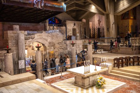 Téléchargez les photos : NAZARETH, ISRAEL Décembre 2022 : A l'intérieur de l'église de l'Annonciation, parfois aussi appelée la basilique de l'Annonciation est une église à Nazareth, dans le nord d'Israël. - en image libre de droit