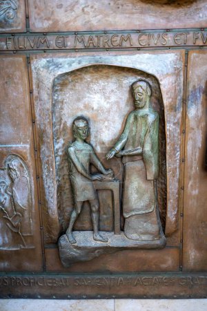 Téléchargez les photos : NAZARETH, ISRAEL Décembre 2022 : Porte en fer avec bas-reliefs aux motifs bibliques de la basilique de l'Annonciation à Nazareth, Israël - en image libre de droit