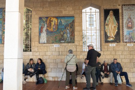 Téléchargez les photos : Nazareth, Israël, 12 février 2022 : Des icônes représentant la Vierge Marie et le bébé dans ses bras sont accrochées aux murs de la cour de l "église de l'Annonciation à Nazareth, au nord d'Israël - en image libre de droit