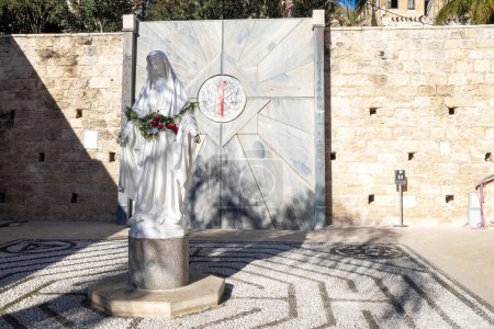 Téléchargez les photos : Nazareth, Israël - Décembre 2022 : Une belle sculpture de la Vierge Marie à la basilique de l'Annonciation. Une des sculptures de Marie offertes par différentes nations - en image libre de droit