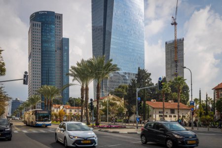Foto de TEL AVIV, ISRAEL - January 1, 2023, Ayalon high way, train railways and new skyscrapers in Tel Aviv, Israel. - Imagen libre de derechos
