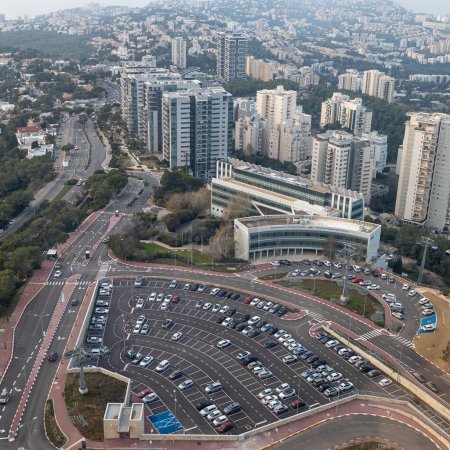 Foto de Haifa, Israel - January 18, 2023, View from the roof of the University of Haifa on the city, parking lot and national park - Imagen libre de derechos