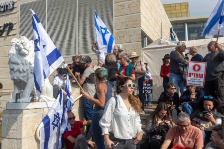 Foto de JERUSALEM, ISRAEL - 20 de febrero de 2023: Los israelíes protestan cerca de la Knesset contra los planes del primer ministro Benjamin Netanyahu de pisotear la ley - Imagen libre de derechos