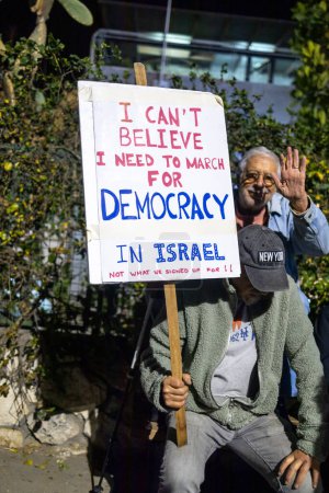 Téléchargez les photos : Haïfa, Israël Mars 2023, L'homme tient une pancarte : Je ne crois pas avoir besoin de marcher pour la démocratie en Israël. Pas ce pour quoi on s'est engagés. Manifestation populaire contre les plans législatifs du nouveau gouvernement. - en image libre de droit