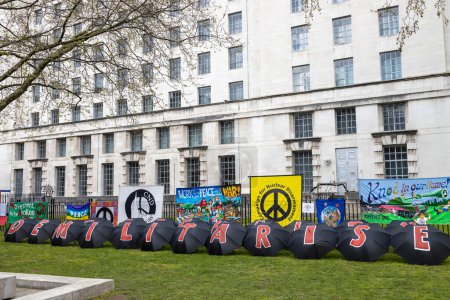 Téléchargez les photos : Londres, R.-U. 22.04.2023, The Big One Demonstration. Parapluies sont écrits - démilitarisation - en image libre de droit