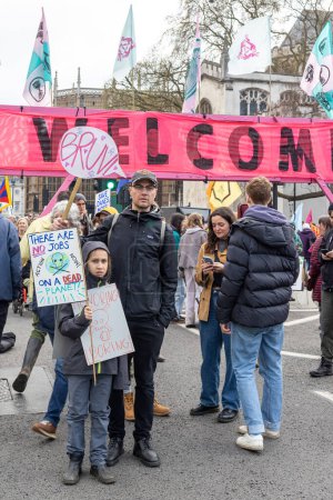 Téléchargez les photos : Londres, R.-U. 22.04.2023, The Big One Demonstration. Le garçon tient une affiche il n'y a plus de travail sur la planète morte - en image libre de droit