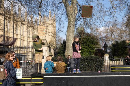 Téléchargez les photos : Londres, R.-U. 22.04.2023, The Big One Demonstration. Les enfants tiennent des affiches - sauvez la planète maintenant. Temps d'action - en image libre de droit