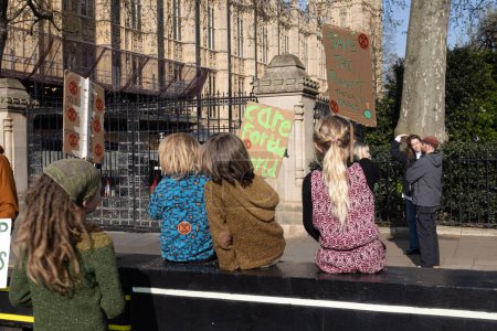 Téléchargez les photos : Londres, R.-U. 22.04.2023, The Big One Demonstration. Les enfants tiennent des affiches - sauvez la planète maintenant. Temps d'action - en image libre de droit