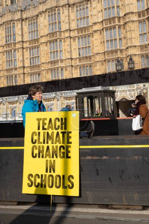 Téléchargez les photos : Londres, R.-U. 22.04.2023, The Big One Demonstration. L'homme tient une affiche : Assez de débat mathématique conservateur sur l'action climatique maintenant. - en image libre de droit