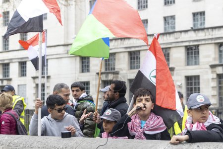 Téléchargez les photos : Londres, Royaume-Uni 22.04.2023, manifestation a eu lieu devant Downing Street vendredi après une série d'exécutions récentes en Iran. Adolescents avec des drapeaux iraniens - en image libre de droit