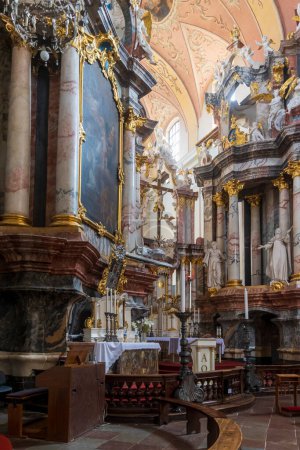Téléchargez les photos : Vilnius, Lituanie - 23 août 2023, Congrégation dans l'Église dominicaine du Saint-Esprit - en image libre de droit