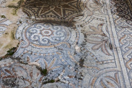 Foto de Restos de un antiguo mosaico de una iglesia ortodoxa del siglo VI en Tel Shikmona, a orillas del mar Mediterráneo, cerca de la ciudad de Haifa, al norte de Israel - Imagen libre de derechos