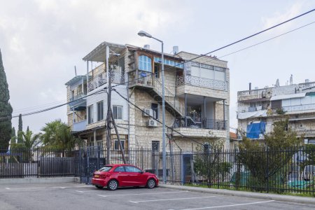 Foto de Haifa, Israel - 10 de enero de 2024, Casas eclécticas en la ciudad baja, una mezcla de eclecticismo árabe y constructivismo. - Imagen libre de derechos