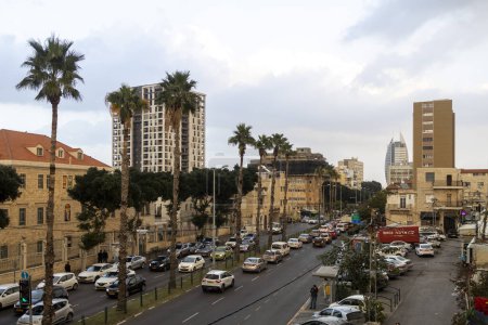 Foto de Haifa, Israel - 10 de enero de 2024, Casas eclécticas en la ciudad baja, una mezcla de eclecticismo árabe y constructivismo. Vista del edificio administrativo de Parus - Imagen libre de derechos