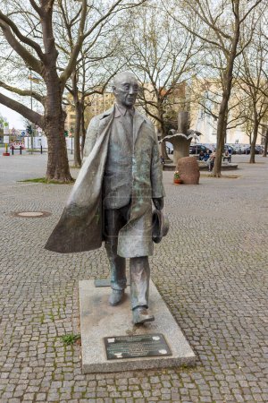 Foto de BERLÍN, ALEMANIA - 12 de abril de 2024: Monumento del primer canciller alemán Konrad Adenauer creado por Helga Tiemann - Imagen libre de derechos