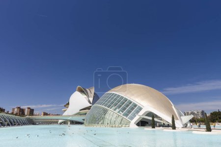 Téléchargez les photos : Valence, Espagne ; 19 avril 2024 : Musée des Sciences de la Cité des Arts et des Sciences. Architecture moderne de Calatrava - en image libre de droit