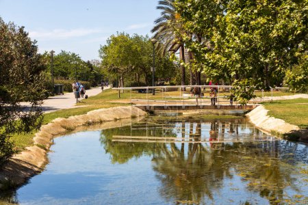 Foto de Valencia, España; 19 de abril de 2024: Paisaje Parque Cabecera en Valencia ciudad con zona verde y edificios - Imagen libre de derechos