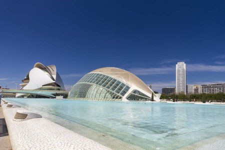 Téléchargez les photos : Valence, Espagne ; 19 avril 2024 : Musée des Sciences de la Cité des Arts et des Sciences. Architecture moderne de Calatrava - en image libre de droit
