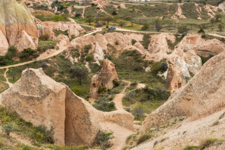 Musée en plein air de Goreme en Cappadoce, Turquie, brille par une magnifique journée d'été, au milieu des formations rocheuses remarquables. Au début du printemps. Église