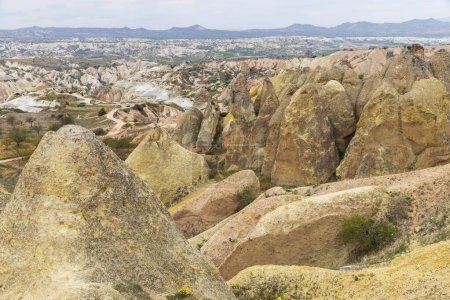 Foto de Goreme's Open-Air Museum in Cappadocia, Turkey, Shines on a Gorgeous Summer Day, Amidst the Remarkable Rock Formations. Early spring. Church - Imagen libre de derechos