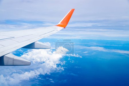Foto de Airplane wing On the blue sky natural background - Imagen libre de derechos