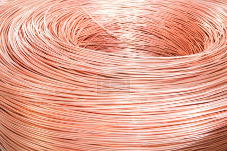Foto de Producción de elementos de núcleo de alambre de cobre puro de cables de cobre para energía eléctrica y energía de la industria de telecomunicaciones - Imagen libre de derechos