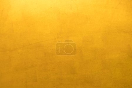 Téléchargez les photos : Peinture dorée sur fond de texture de mur de ciment - en image libre de droit