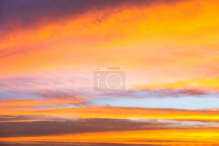 Téléchargez les photos : Coucher de soleil magnifique ciel crépusculaire avec nuages fond nature - en image libre de droit