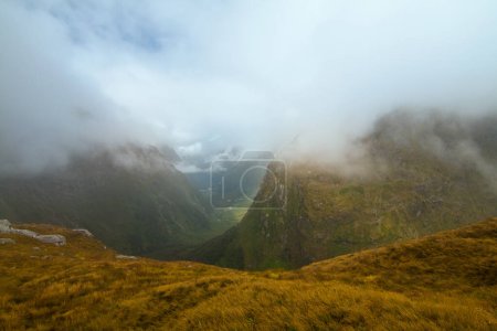 Téléchargez les photos : Paysage brumeux et montagnes couvertes de brouillard, Nouvelle-Zélande Milford track Fiordland - en image libre de droit