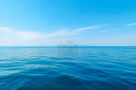 Foto de Mar azul océano superficie del agua y bajo el agua con cielo soleado y nublado, fondo de pantalla de verano paisaje marino - Imagen libre de derechos