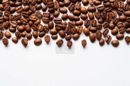 Foto de Primer plano del grano de café tiro sobre fondo blanco rico aroma, marco de borde del grano de café para el diseño del menú - Imagen libre de derechos