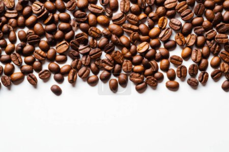 Foto de Primer plano del grano de café tiro sobre fondo blanco rico aroma, marco de borde del grano de café para el diseño del menú - Imagen libre de derechos