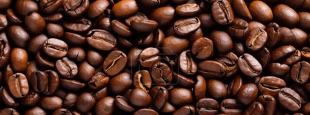 Foto de Primer plano granos de café tostados, se puede utilizar como fondo de productos de café utilizado como un fondo de café o producto de café - Imagen libre de derechos