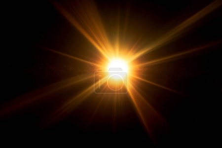 Foto de Luz solar dorada, explosión de sol abstracto con destello de lente digital en la luminosidad y el resplandor de fondo negro, infundiendo energía en el diseño de sus proyectos creativos - Imagen libre de derechos