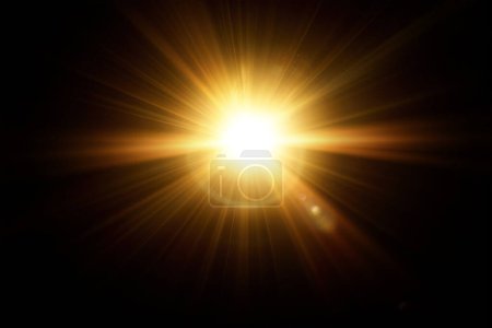 Foto de Luz solar dorada, explosión de sol abstracto con destello de lente digital en la luminosidad y el resplandor de fondo negro, infundiendo energía en el diseño de sus proyectos creativos - Imagen libre de derechos