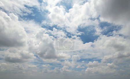 Foto de Montón de nubes grises en el cielo de la tarde. - Imagen libre de derechos