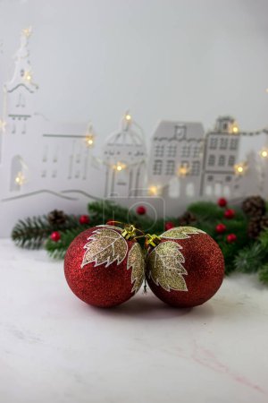 Téléchargez les photos : Carte de Noël avec espace pour le texte. Des boules de Noël rouges. Décorations d'arbres. Traditions de Noël - en image libre de droit