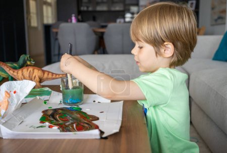 Foto de El niño pinta la actividad creativa en casa. Pintura artística de niño - Imagen libre de derechos